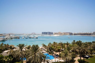 Dubai. 2016 yaz aylarında. Yeşil vaha Palm Jumeirah üzerinde. Westin ve Le Meridien Mina Seyahi otel.