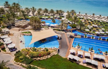 Dubai. 2016 yaz aylarında. Yeşil vaha Palm Jumeirah üzerinde. Westin ve Le Meridien Mina Seyahi otel.