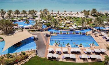 Dubai. 2016 yaz aylarında. Yeşil vaha Palm Jumeirah üzerinde. Westin ve Le Meridien Mina Seyahi otel.