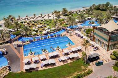 Dubai. 2016 yaz aylarında. Yeşil vaha Palm Jumeirah üzerinde. Westin ve Le Meridien Mina Seyahi otel.