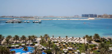 Dubai. 2016 yaz aylarında. Yeşil vaha Palm Jumeirah üzerinde. Westin ve Le Meridien Mina Seyahi otel.