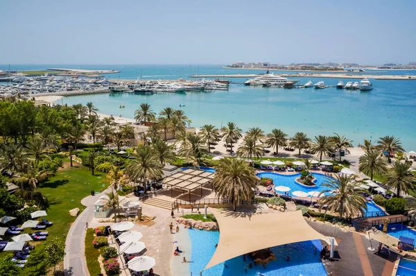 Dubaj. Latem 2016. Zielona oaza na wyspę Palm Jumeirah. Westin & Le Meridien Mina Seyahi Hotel. — Zdjęcie stockowe