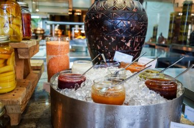 Dubai. 2016 yaz. Otelde kahvaltı. Açık büfe kahvaltı. Masada yemek yemek düzenleme açık büfe.