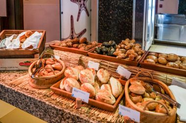 Dubai. 2016 yaz. Otelde kahvaltı. Açık büfe kahvaltı. Masada yemek yemek düzenleme açık büfe.