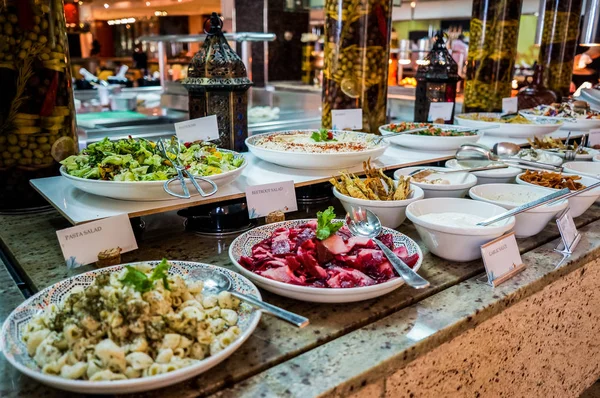 Dubai. Verão de 2016. Pequeno-almoço no hotel. Pequeno-almoço buffet. Buffet de catering arranjo de comida na mesa . — Fotografia de Stock