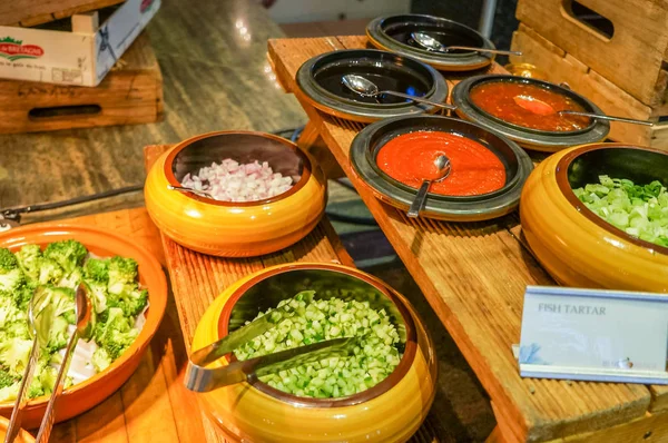 Dubai. Verão de 2016. Pequeno-almoço no hotel. Pequeno-almoço buffet. Buffet de catering arranjo de comida na mesa . — Fotografia de Stock