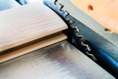 Mdf profiller üzerinde bir daire testere bir mobilya Fabrikası'nda yerlerinden kesti. Rusya. Bahar 2017