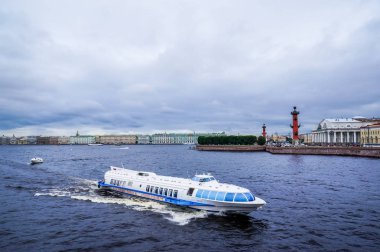 Saint-Petersburg. 2016 yaz. Neva Nehri üzerinde yelken hız tekne taksi.
