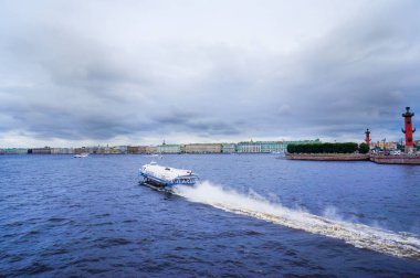 Saint-Petersburg. 2016 yaz. Neva Nehri üzerinde yelken hız tekne taksi.