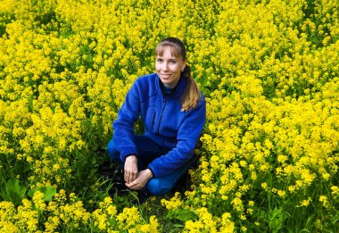 Sarı çiçek Çimenlikte oturan kadın.