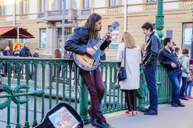 Performans, St. Petersburg açık havada. 2016 yaz aylarında. Sokak gitar performansları.