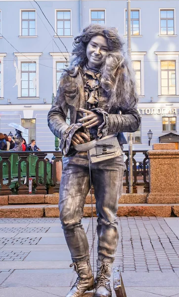 Actuación al aire libre en San Petersburgo. Pantomima. En el verano de 2016. Actuaciones callejeras . —  Fotos de Stock