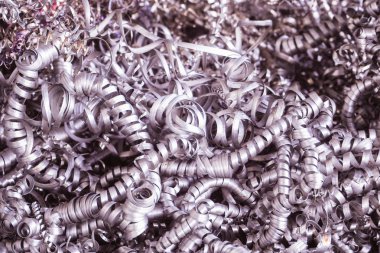Metal işleme fabrikasında metal talaşı. Metal arka plan filtre renk ile.