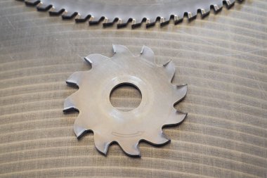 İki kesme diski için kesme ahşap metal bir arka plan üzerine. Mobilya üretim araçları. Yakın çekim.