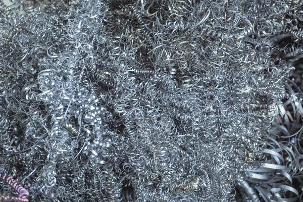Afeitaciones de metal en la fábrica metalúrgica. Fondo metálico abstracto con color de filtro . — Foto de Stock