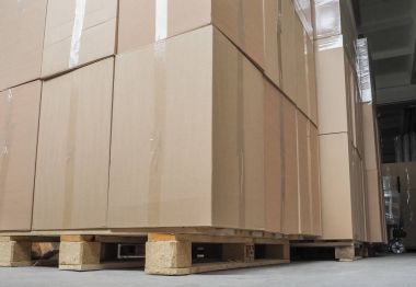 Palet nakliye için hazır karton kutulara yığını.