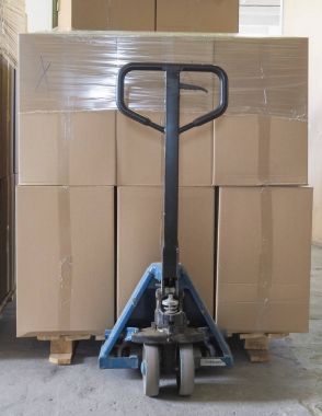 Palet nakliye için hazır karton kutulara yığını.