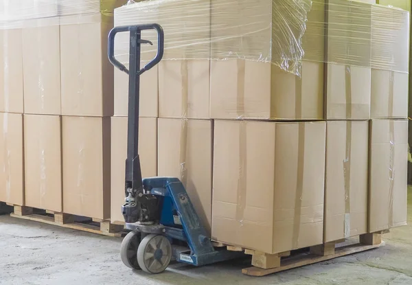 Pilha de caixas de papelão em paletes prontas para transporte . — Fotografia de Stock