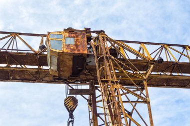 Eski inşaat vinç. Bir inşaat vinç arka kısmını.