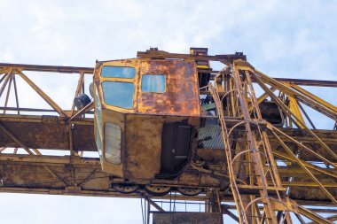 Eski inşaat vinç. Bir inşaat vinç arka kısmını.