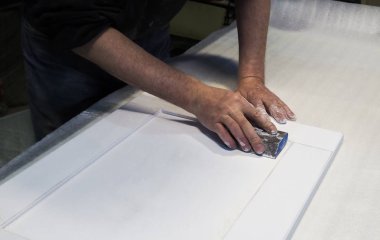 İş parçaları mobilya parçaları Mdf, boyama öncesi hazırlık parlatır.