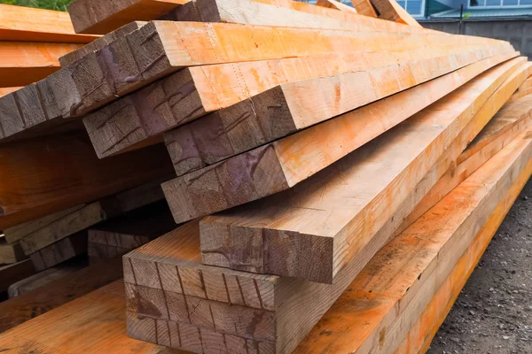 Ahşap Kirişler pas önleyici ile kaplıdır. Ahşap yapılar Yangın geçirmez. Ahşap plakalar yığılmış yığını.