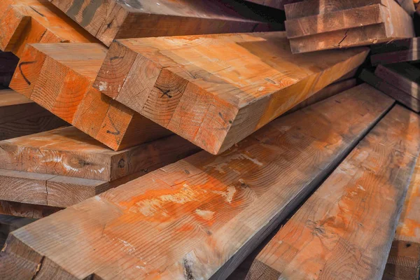 木製の梁は、防錆剤で覆われています。耐火木造建築物。木板積層杭. — ストック写真