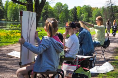 Çocuklar şehirde Park resimleri çizin. Saint-Petersburg. Yaz 2017