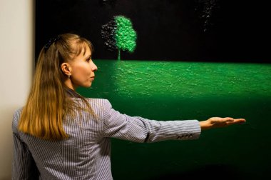 Portre Bayan gri uzun saçlı uygun yeşil sahne bir arka plan üzerinde poz.