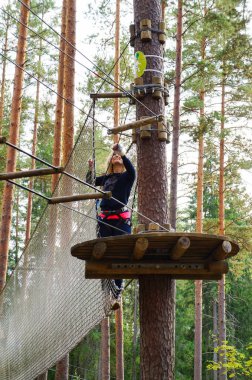 Etkinliği bir ip parkta mutlu genç kadının. Aşırı spor. 