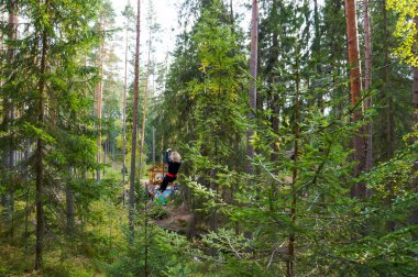 Etkinliği bir ip parkta mutlu genç kadının. Aşırı spor. 