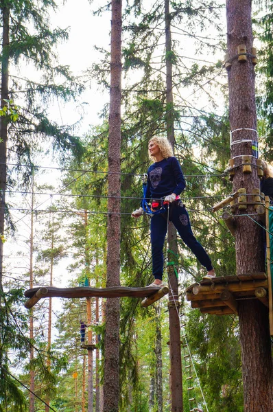 Etkinliği bir ip parkta mutlu genç kadının. Aşırı spor. 