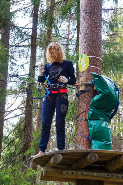 Etkinliği bir ip parkta mutlu genç kadının. Aşırı spor. 
