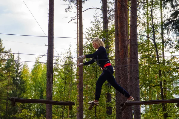 Etkinliği bir ip parkta mutlu genç kadının. Aşırı spor. 