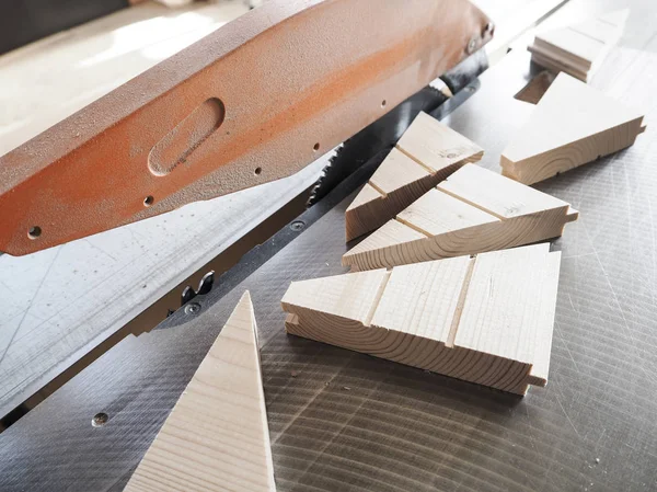 Couper les pièces en bois sur les machines. La vue du haut. Pièces en bois reposent sur une scie circulaire dans la production de meubles . — Photo