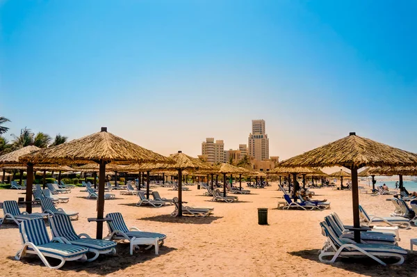 Dubai. Ras al Khaimah göksel vaha. Sahilde şezlong ve şemsiye Dubai, Arap Körfezi'nin kıyısında. Tonlama.