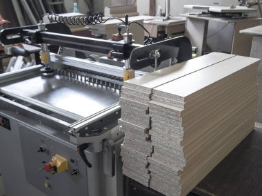  Mobilya imalatı için katkı panelleri için makine. Kazanların mobilya imalat panelleri delme makinesi. Kazanların katlanmış yığın ayrıntılarını