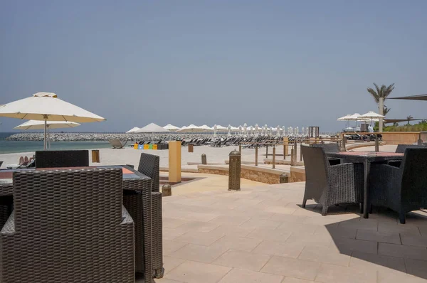 Тропический рай. Пляж с лоджиями и зонтиками в Дубае, на берегу Персидского залива. Эмират Рас-эль-Хайма. Тонированные — стоковое фото