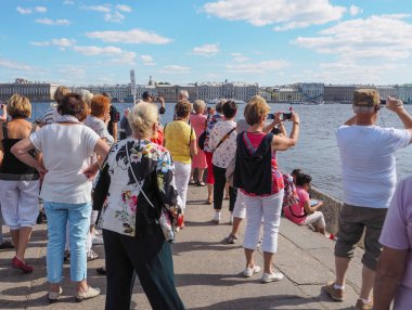 St Petersburg konumlar ziyaret turist bir grup. Rusya. 2017 Yaz.