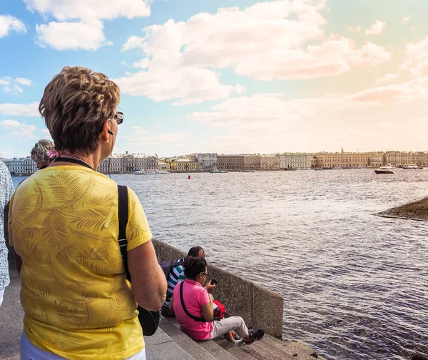 Um grupo de turistas europeus se afastar e ver as vistas. Um grupo de turistas que visitam as atrações em São Petersburgo. Rússia . — Fotografia de Stock