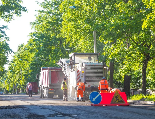 La carretera funciona en la ciudad. Trabajar en equipos especiales cortó el asfalto viejo en un día soleado de verano. San Petersburgo. Rusia. Verano 2017 —  Fotos de Stock