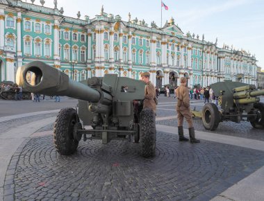 Kare üzerinde toplar. MKE Palace Meydanı St. Petersburg'sergisi. 2017 yaz.