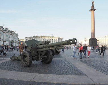 Kare üzerinde toplar. MKE Palace Meydanı St. Petersburg'sergisi. 2017 yaz.