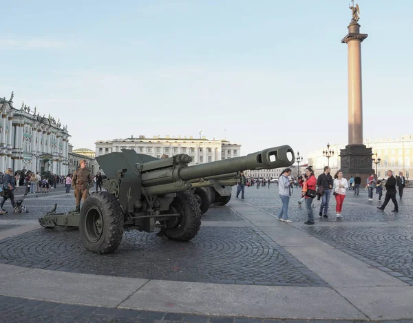 Kare üzerinde toplar. MKE Palace Meydanı St. Petersburg'sergisi. 2017 yaz.
