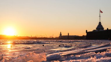 Kış manzara batan güneşin ve buz Nehri üzerinde. Saint Petersburg'daki kış. Peter ve Paul kaleye Neva Nehri.