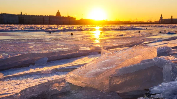 Pedaços de gelo ao pôr-do-sol em um dia gelado de inverno. Rio Neva congelado em São Petersburgo. Inverno de 2016. Paisagem inverno — Fotografia de Stock