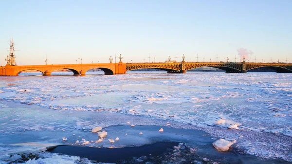 Paisagem de inverno com o pôr do sol e o gelo no rio. Inverno em São Petersburgo. O rio Neva para a fortaleza de Peter e Paul . — Fotografia de Stock