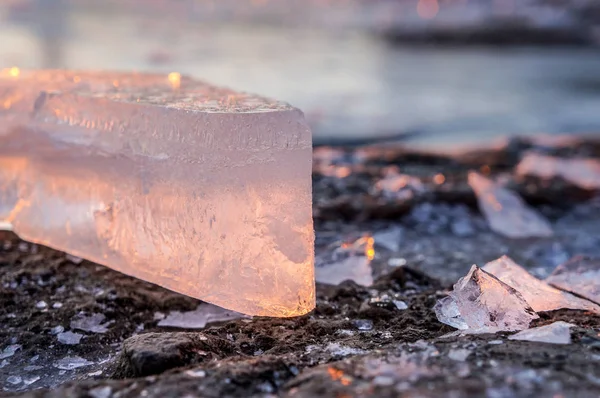 Pedaços de gelo ao pôr-do-sol em um dia gelado de inverno. Paisagem inverno — Fotografia de Stock