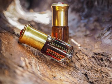 Arap UD attar parfüm veya agarwood yağı kokuları mini şişe.