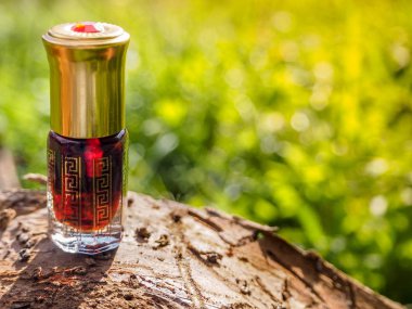 Arap UD attar parfüm veya agarwood yağı kokuları mini şişe.